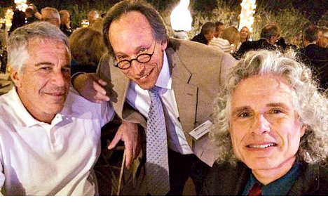 Epstein (solda) ve evrimci, ateist psikolog ve dilbilimci Steven Pinker (sağda) bir arada